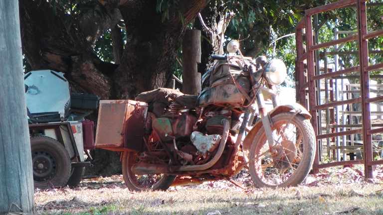 Eingestaubter Oldtimer eines Bikers